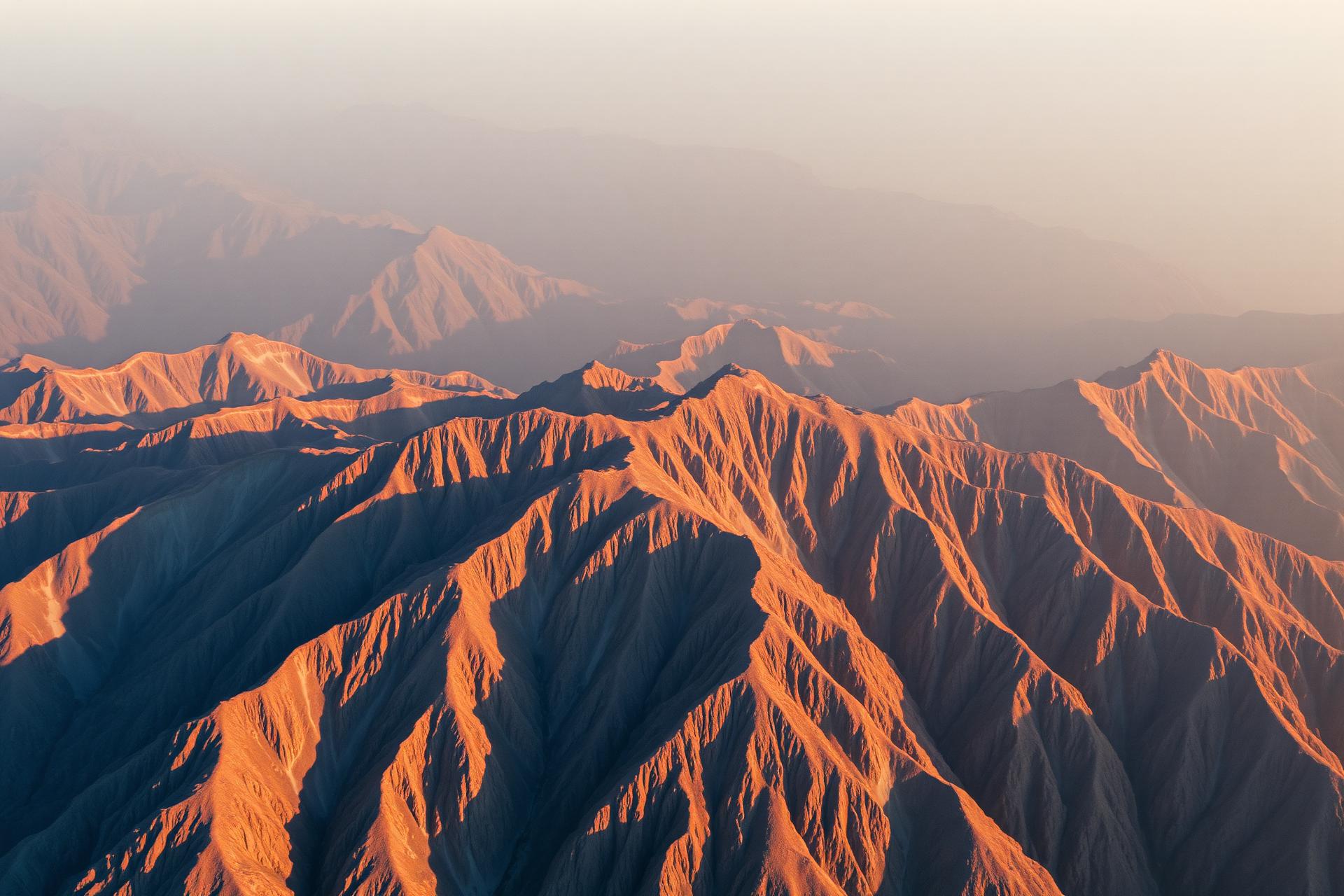 Vista aérea cinematográfica de montanhas ao pôr do sol